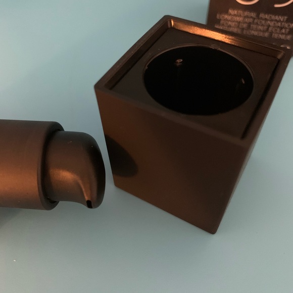 NARS Natural Radiant LongWear foundation 0.5oz - Picture 7 of 8